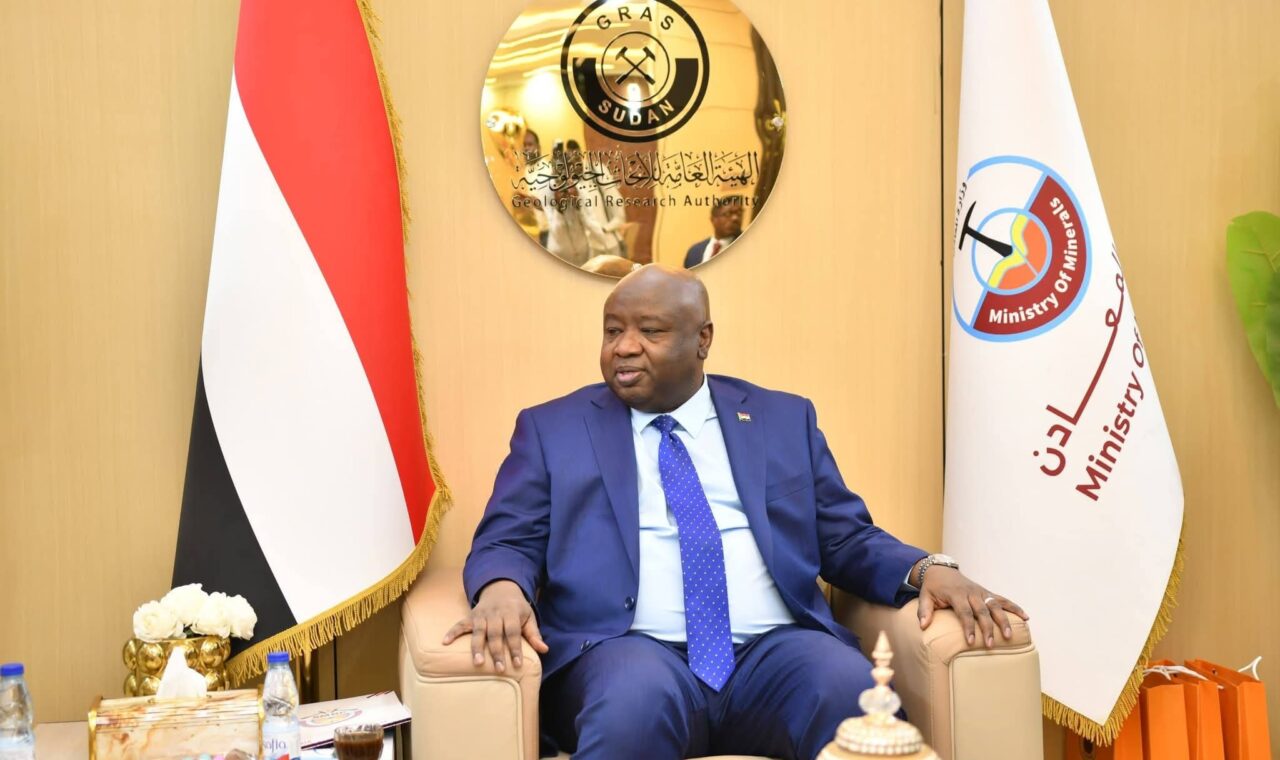 وزير المعادن نورالدائم :الحكومة لن تتهاون مع أي ممارسات تستهدف الاقتصاد الوطني او تهدر الحقوق الأجيال القادمة.