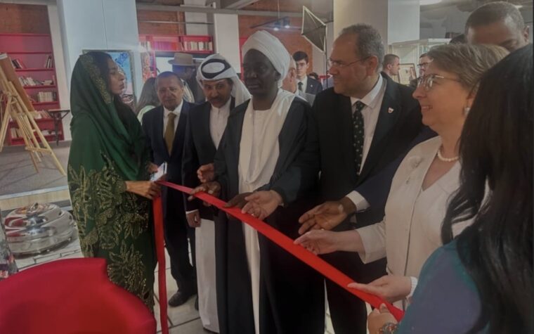 السفير محمد الغزالي يفتتح جناح السودان بمكتبة الأدب الأجنبي في موسكو السفير محمد الغزالي يفتتح جناح السودان بمكتبة الأدب الأجنبي في موسكو