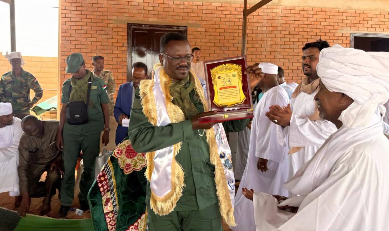 ⭕️في لفتة تقديرية.. الخليفة عبدالوهاب حمدالنيل الكباشي يكرم القائد العام لحركة جيش تحرير السودان